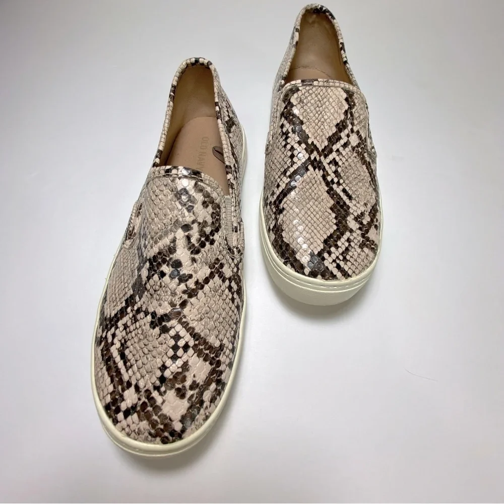 𝅺OLD Navy Women's Slip On Loafer sneakers Size 6